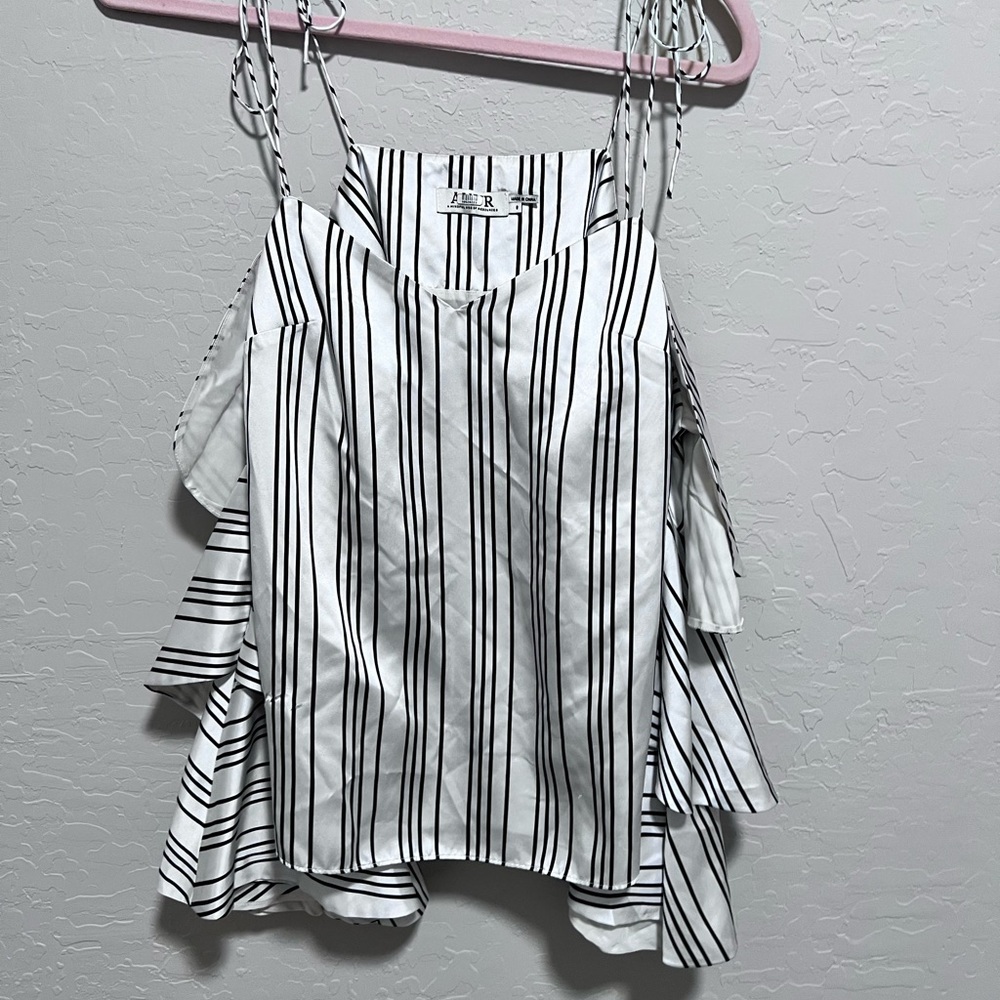 AMUR BLACK AND WHITE STRIPED TOP SZ 0